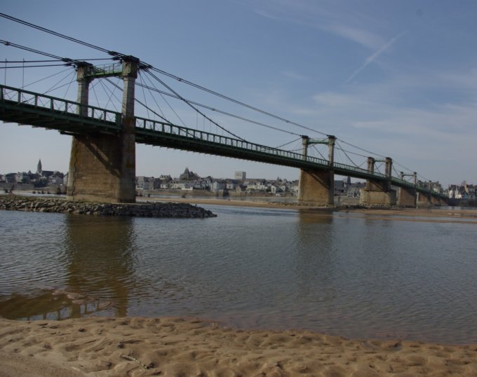 Le pont suspendu d’Ingrandes au-dessus de la Loire