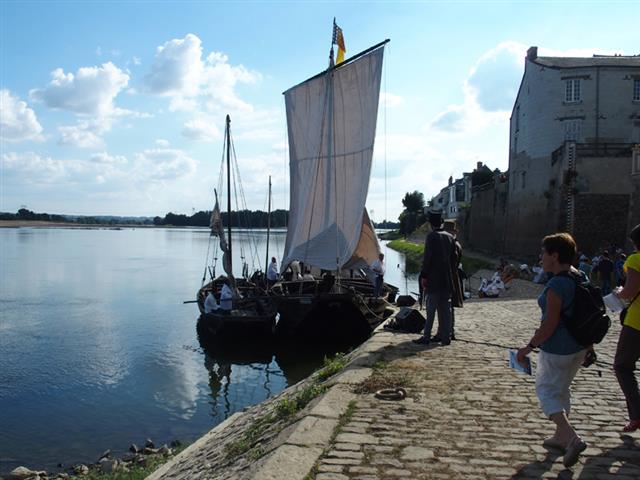 Cale de l'église: à la voile ou à vapeur